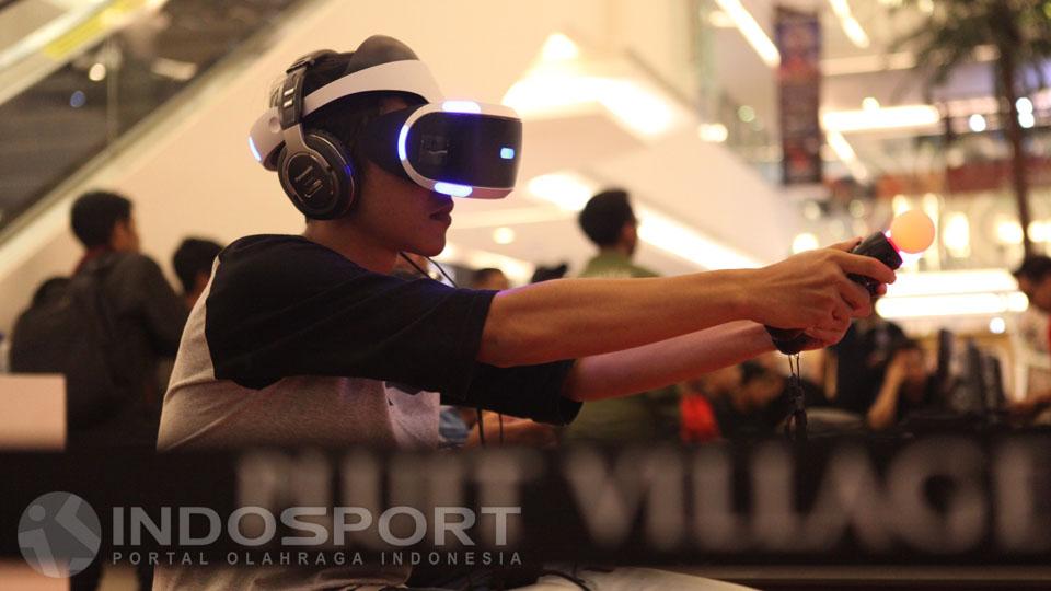 Peserta World of Gaming yang mencoba salah satu permainan di Pluit Village, Jakarta